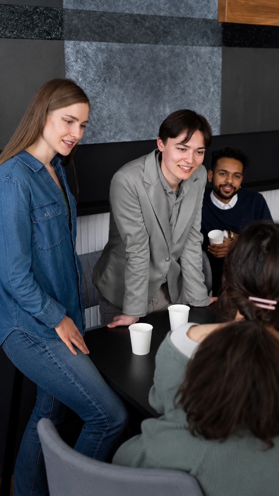 Equipe profissional em reunião de trabalho