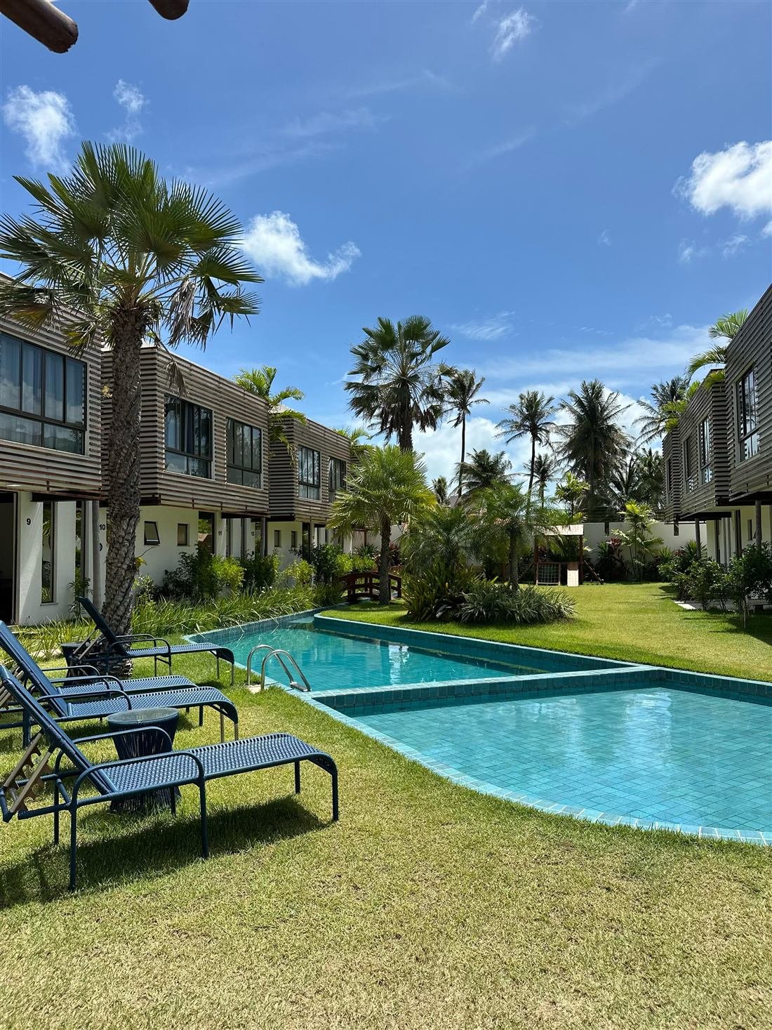 Área de lazer do Bella Arte Residence com piscina e paisagismo tropical